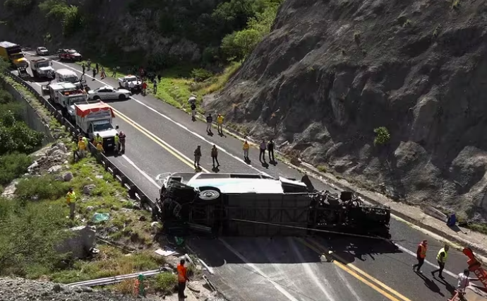 Volcadura de una camioneta en Chiapas, dejó a más de 10 migrantes de China heridos