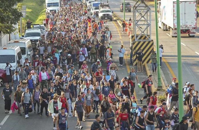 Caravana de migrantes, aumenta a 8 mil personas en su paso por Chiapas