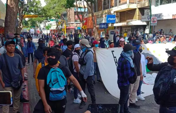 Ocurre enfrentamiento entre normalistas y autoridades, dejando un policía herido