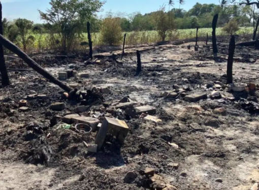 Fuerte incendio acaba por completo con casas de 7 familias en Oaxaca