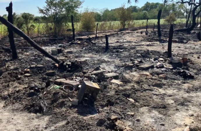 Fuerte incendio acaba por completo con casas de 7 familias en Oaxaca