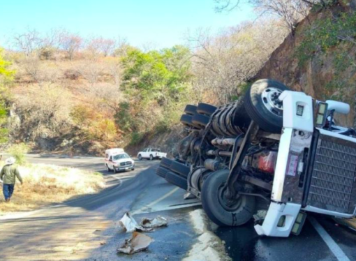 Un accidente de un tráiler en la carretera Oaxaca-Istmo, deja a tres personas sin vida