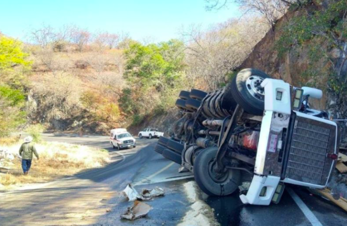 Un accidente de un tráiler en la carretera Oaxaca-Istmo, deja a tres personas sin vida