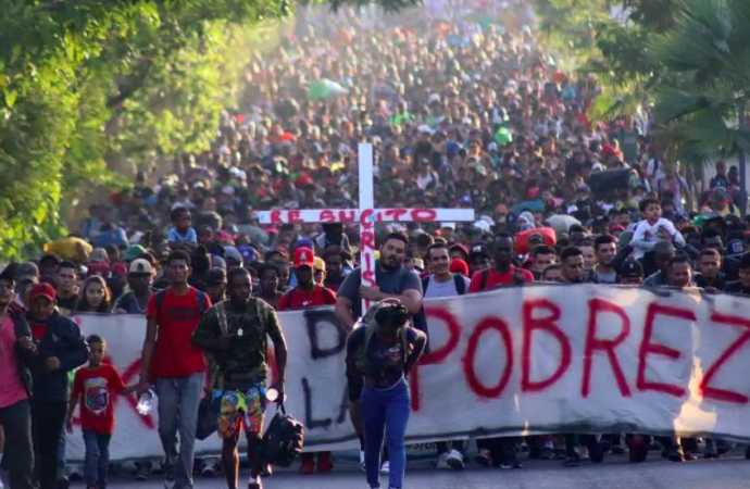 Una caravana masiva sale de Chiapas rumbo a Estados Unidos, con más de 10 mil migrantes