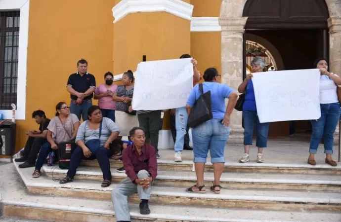 Ciudadanos de Campeche se manifiestan en el Palacio Municipal para exigir agua potable