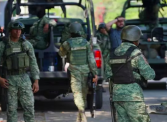 Pobladores de Chiapas y el elementos del Ejército mexicano