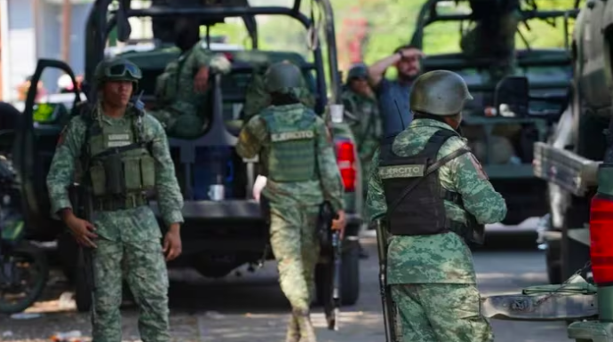 Pobladores de Chiapas y el elementos del Ejército mexicano