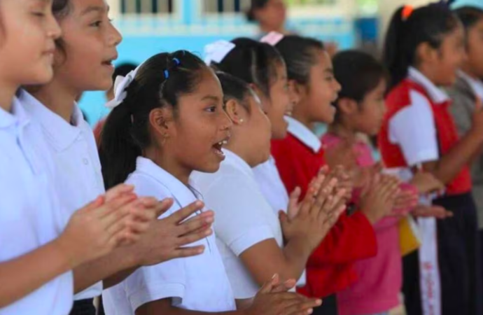 Escuela de Oaxaca promueve entre sus alumnos el aprender la lengua mazateca para preservarla