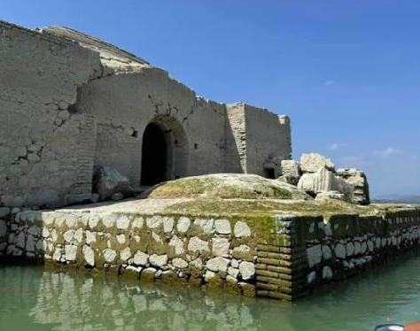 Los altos niveles de sequía en una presa de Oaxaca, provocaron que saliera a flote un antiguo templo inundado