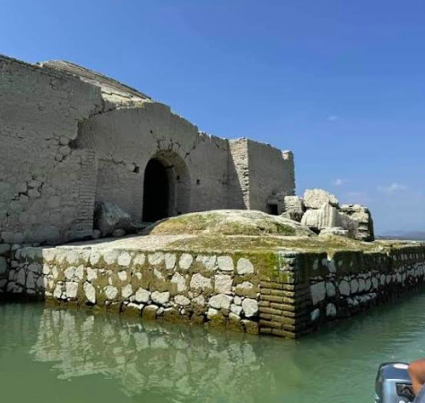 Los altos niveles de sequía en una presa de Oaxaca, provocaron que saliera a flote un antiguo templo inundado