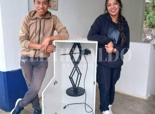 Estudiantes de Zinacantán crean contenedor de basura inteligente; ganan premio nacional