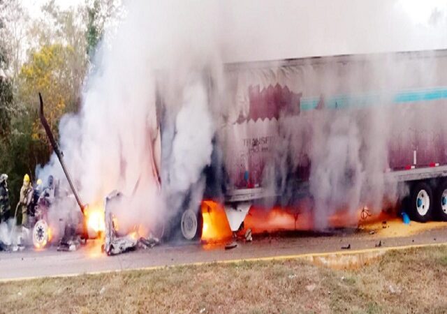 Se incendian tractocamiones tras chocar en la carretera Campeche-Mérida