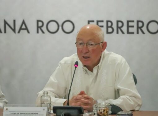 Ken Salazar elogia a Yucatán como estado ejemplar en encuentro diplomático