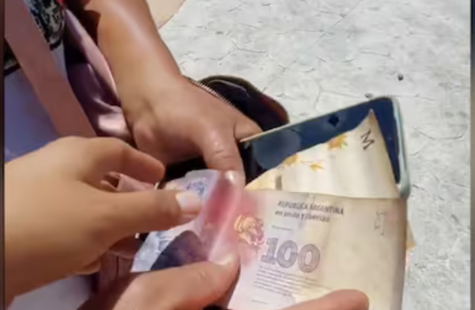 Artesana mexicana es víctima de fraude: turistas extranjeros le pagan con pesos argentinos